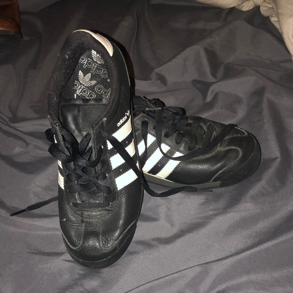 Black adidas tennis shoes size 71/2.